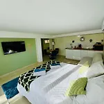 Les Chenes Verts Apartment *
